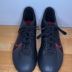 Nike Jr. Mercurial Vapor 13 Cleats in Black and Chile Red S/6 S0192.10